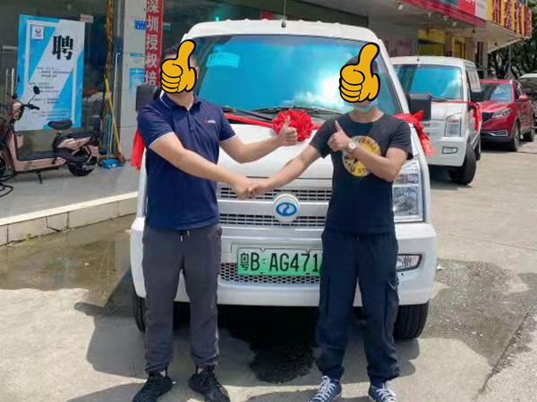 客户提车现场